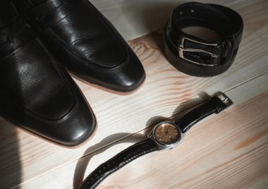 İşadamı aksesuarları. Adamın tarzı. Erkek aksesuarlar: erkekler kelebek, erkek ayakkabıları, erkek saatler. Damat kelebek ayakkabı kemer saatler ayarla