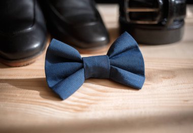 İşadamı aksesuarları. Adamın tarzı. Erkek aksesuarlar: erkekler kelebek, erkek ayakkabıları, erkek saatler. Damat kelebek ayakkabı kemer saatler ayarla