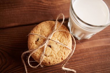 Kurabiye ve süt. Çikolatalı kurabiye ve bir bardak süt. Vintage bir görünüm. Lezzetli Kurabiye ve süt rustik ahşap zemin üzerinde. Gıda, abur cubur, yemek, pişirme ve kavramı yeme