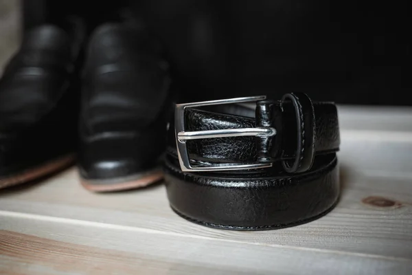 Acessórios para homens de negócios. O estilo do homem. Acessórios masculinos: Borboleta masculina, sapatos masculinos, relógios masculinos. Set noivo borboleta sapatos cintos relógios — Fotografia de Stock
