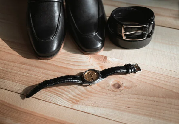 Acessórios para homens de negócios. O estilo do homem. Acessórios masculinos: Borboleta masculina, sapatos masculinos, relógios masculinos. Set noivo borboleta sapatos cintos relógios — Fotografia de Stock