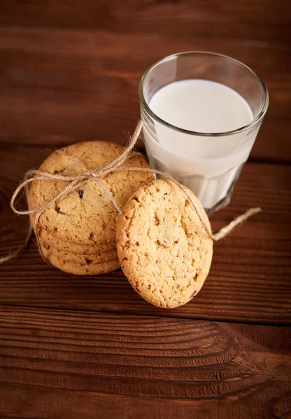 Kurabiye ve süt. Çikolatalı kurabiye ve bir bardak süt. Vintage bir görünüm. Lezzetli Kurabiye ve süt rustik ahşap zemin üzerinde. Gıda, abur cubur, yemek, pişirme ve kavramı yeme