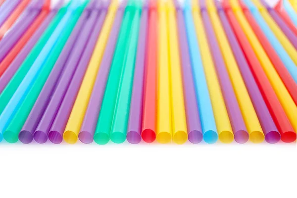 Pailles à boire colorées pour le fond de couleur. Résumé un coloré de pailles en plastique utilisé pour l'eau potable ou les boissons gazeuses — Photo