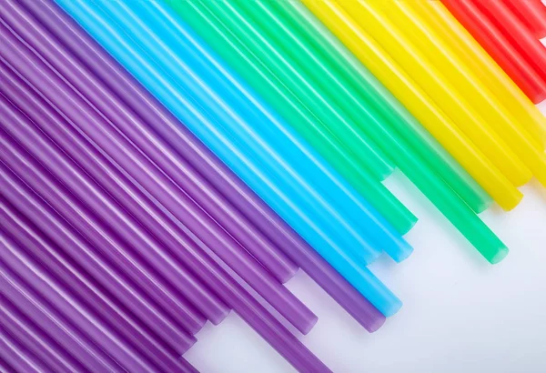 Красочные соломинки для цветного фона. Абстрактный цвет пластиковой соломинки, используемой для питьевой воды или безалкогольных напитков — стоковое фото