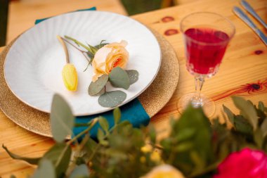 Tablo düğün töreni için dekore edilmiş. Açık havada taze çiçeklerle süslenmiş Ziyafet masa servis.