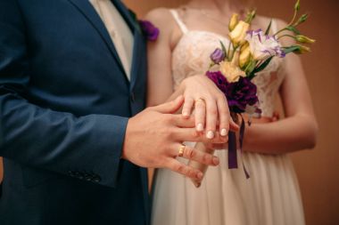Sonbahar düğün. Genç evlilik çift romantik anları zevk. Kutlamalar düğün. Seviyorum. Düğün. Gelin ve damat. Karı koca.