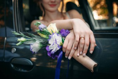 Sonbahar düğün. Genç evlilik çift romantik anları zevk. Kutlamalar düğün. Seviyorum. Düğün. Gelin ve damat. Karı koca.