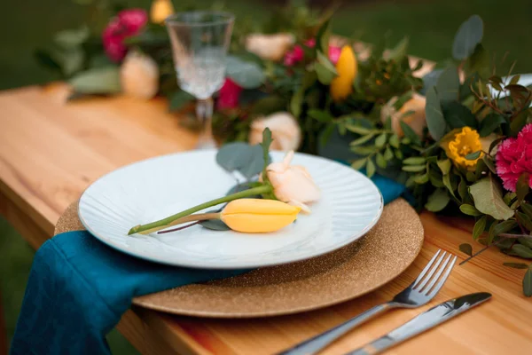 Tablo düğün töreni için dekore edilmiş. Açık havada taze çiçeklerle süslenmiş Ziyafet masa servis.