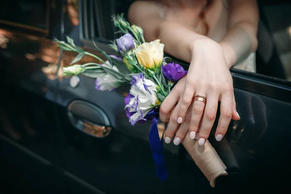 Boda de otoño. Pareja de bodas jóvenes disfrutando de momentos románticos. Celebraciones de bodas. Amor. Boda. Novia y novio. Esposo y esposa . —  Fotos de Stock