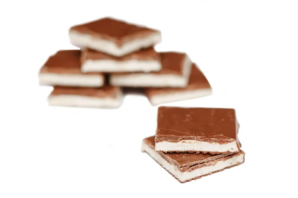 Nuga ile sütlü çikolata parçaları. Vanilyalı dondurma ile sütlü çikolata. Tatlılık. Tatlı. — Stok fotoğraf