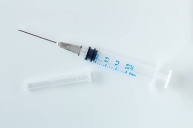 Beyaz arka plan üzerinde izole tek kullanımlık şırınga.