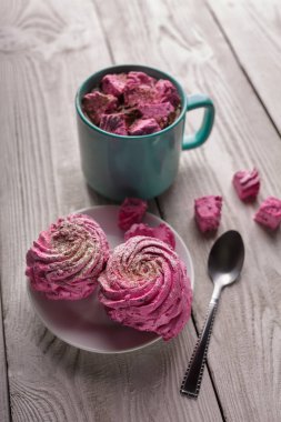 Pembe hatmi ile latte. Kış içki Tema. Mavi pembe marshmallow ile sıcak kakao fincan. Sıcak çikolata şekerleme baharatlar ile. Kahve, kakao. Noel natürmort