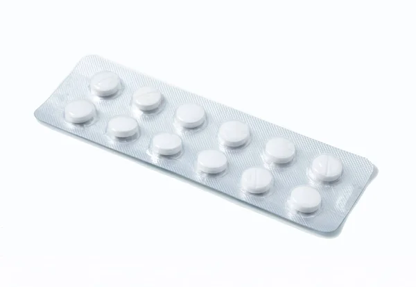 Aluminium blisterverpakking met pillen. De capsules zijn verpakt in blisterverpakkingen, geïsoleerd op een witte achtergrond. Ziekte. Griep. Geneesmiddelen. — Stockfoto