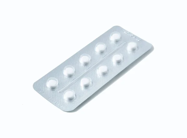 Aluminium blisterverpakking met pillen. De capsules zijn verpakt in blisterverpakkingen, geïsoleerd op een witte achtergrond. Ziekte. Griep. Geneesmiddelen. — Stockfoto