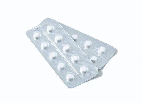 Aluminium blisterverpakking met pillen. De capsules zijn verpakt in blisterverpakkingen, geïsoleerd op een witte achtergrond. Ziekte. Griep. Geneesmiddelen. — Stockfoto