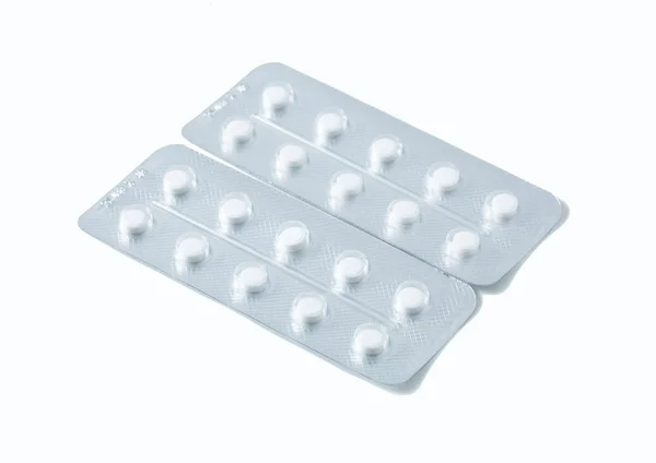Aluminium blisterverpakking met pillen. De capsules zijn verpakt in blisterverpakkingen, geïsoleerd op een witte achtergrond. Ziekte. Griep. Geneesmiddelen. — Stockfoto