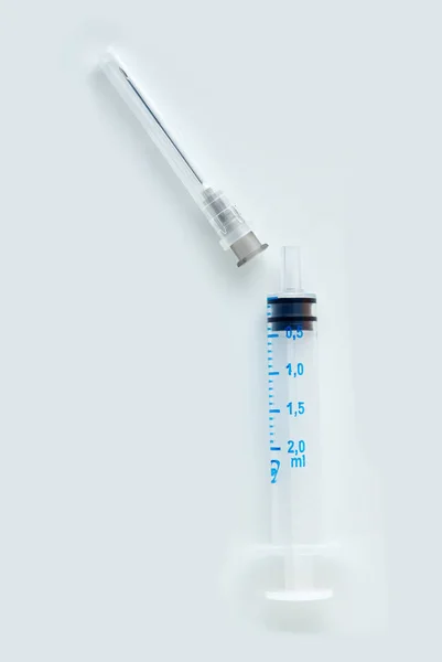 Wegwerp injectiespuit geïsoleerd op witte achtergrond. — Stockfoto