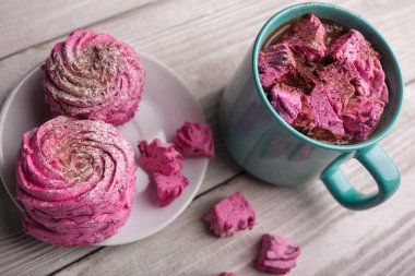 Pembe hatmi ile latte. Kış içki Tema. Mavi pembe marshmallow ile sıcak kakao fincan. Sıcak çikolata şekerleme baharatlar ile. Kahve, kakao. Noel natürmort