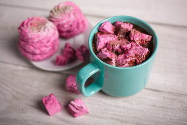 Pembe hatmi ile latte. Kış içki Tema. Mavi pembe marshmallow ile sıcak kakao fincan. Sıcak çikolata şekerleme baharatlar ile. Kahve, kakao. Noel natürmort