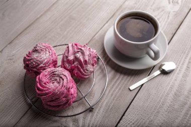 Siyah kahve ve pembe zephyr. hatmi. Tatlı pembe hatmi - zephyr ve kahve. Noel natürmort. Kış içki Tema. Romantizm. Provence natürmort. Günaydın