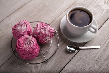 Siyah kahve ve pembe zephyr. hatmi. Tatlı pembe hatmi - zephyr ve kahve. Noel natürmort. Kış içki Tema. Romantizm. Provence natürmort. Günaydın