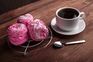 Siyah kahve ve pembe zephyr. hatmi. Tatlı pembe hatmi - zephyr ve kahve. Noel natürmort. Kış içki Tema. Romantizm. Provence natürmort. Günaydın