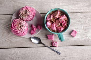 Pembe hatmi ile latte. Kış içki Tema. Mavi pembe marshmallow ile sıcak kakao fincan. Sıcak çikolata şekerleme baharatlar ile. Kahve, kakao. Noel natürmort