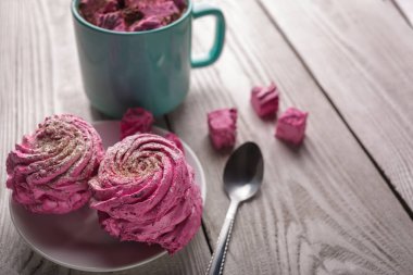 Pembe hatmi ile latte. Kış içki Tema. Mavi pembe marshmallow ile sıcak kakao fincan. Sıcak çikolata şekerleme baharatlar ile. Kahve, kakao. Noel natürmort