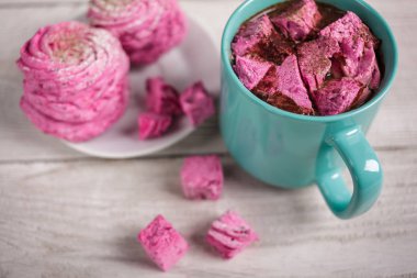 Pembe hatmi ile latte. Kış içki Tema. Mavi pembe marshmallow ile sıcak kakao fincan. Sıcak çikolata şekerleme baharatlar ile. Kahve, kakao. Noel natürmort