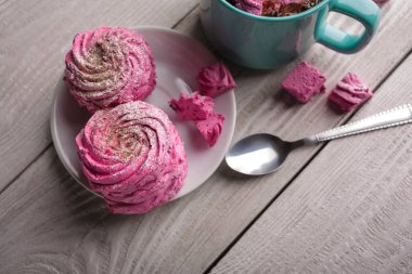 Pembe hatmi ile latte. Kış içki Tema. Mavi pembe marshmallow ile sıcak kakao fincan. Sıcak çikolata şekerleme baharatlar ile. Kahve, kakao. Noel natürmort