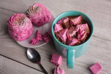 Pembe hatmi ile latte. Kış içki Tema. Mavi pembe marshmallow ile sıcak kakao fincan. Sıcak çikolata şekerleme baharatlar ile. Kahve, kakao. Noel natürmort