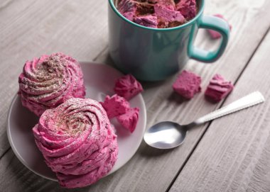 Pembe hatmi ile latte. Kış içki Tema. Mavi pembe marshmallow ile sıcak kakao fincan. Sıcak çikolata şekerleme baharatlar ile. Kahve, kakao. Noel natürmort