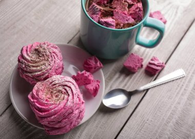 Pembe hatmi ile latte. Kış içki Tema. Mavi pembe marshmallow ile sıcak kakao fincan. Sıcak çikolata şekerleme baharatlar ile. Kahve, kakao. Noel natürmort