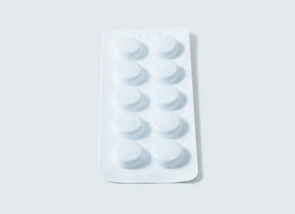 Envase de blister de aluminio con pastillas. Las cápsulas se envasan en blisters, aisladas sobre un fondo blanco. Enfermedad. Gripe. Medicamentos. —  Fotos de Stock