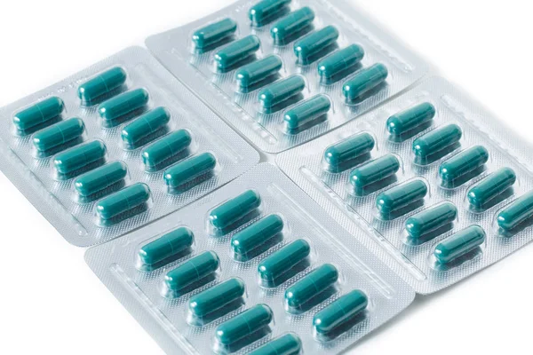 Envase de blister de aluminio con pastillas. Las cápsulas se envasan en blisters, aisladas sobre un fondo blanco. Enfermedad. Gripe. Medicamentos. —  Fotos de Stock