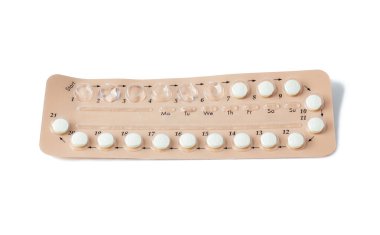 Renkli oral kontraseptif hap kırpma yoluyla izole üzerinde beyaz arka plan şeritler. Doğum kontrol hapı - sağlık ve tıp. İngilizce yönergeleri ile doğum kontrol hapı şerit.