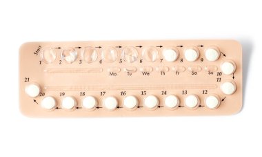 Renkli oral kontraseptif hap kırpma yoluyla izole üzerinde beyaz arka plan şeritler. Doğum kontrol hapı - sağlık ve tıp. İngilizce yönergeleri ile doğum kontrol hapı şerit.