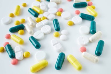 Alüminyum su toplayan haplar. Kapsüller kabarcıklarla kaplanmış, beyaz bir arka planda izole edilmiş. Hastalık. Grip. İlaçlar.