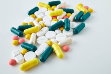 Alüminyum su toplayan haplar. Kapsüller kabarcıklarla kaplanmış, beyaz bir arka planda izole edilmiş. Hastalık. Grip. İlaçlar.