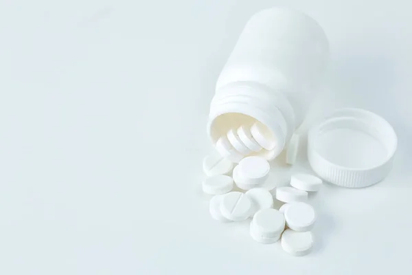 Envase de blister de aluminio con pastillas. Las cápsulas se envasan en blisters, aisladas sobre un fondo blanco. Enfermedad. Gripe. Medicamentos. — Foto de Stock