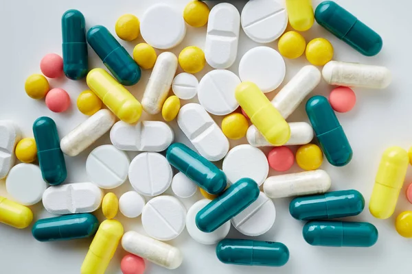 Alüminyum su toplayan haplar. Kapsüller kabarcıklarla kaplanmış, beyaz bir arka planda izole edilmiş. Hastalık. Grip. İlaçlar.