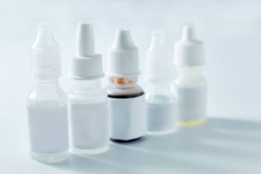 Burun spreyi ve beyaz arka plan üzerinde izole damlalık. Göz damlaları, beyaz arka plan üzerinde izole soğuk algınlığı için ilaç şişe.