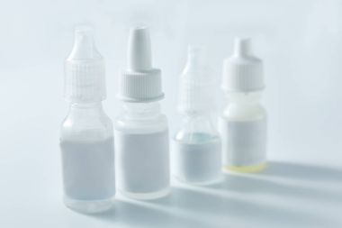 Burun spreyi ve beyaz arka plan üzerinde izole damlalık. Göz damlaları, beyaz arka plan üzerinde izole soğuk algınlığı için ilaç şişe.