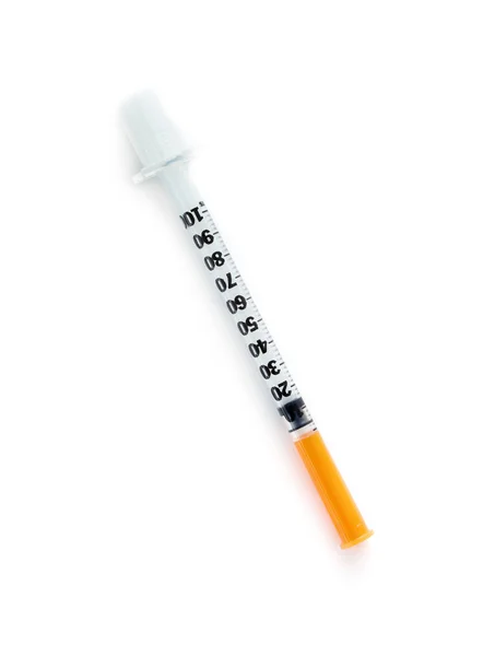 Tre siringhe di insulina isolate su fondo bianco. Un mucchio di siringhe mediche. Siringa singola per insulina con cappuccio arancione . — Foto Stock