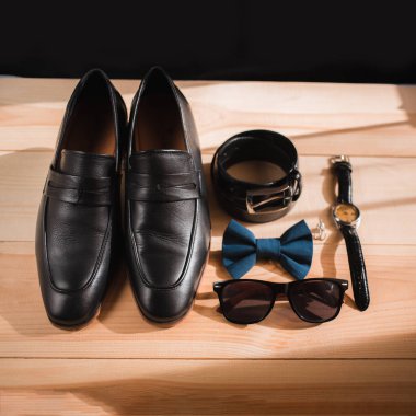 İşadamı aksesuarları. Adamın tarzı. Erkek aksesuarlar: erkekler kelebek, erkek ayakkabıları, erkek saatler. Damat kelebek ayakkabı kemer saatler ayarla