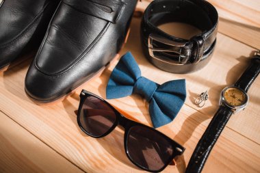 İşadamı aksesuarları. Adamın tarzı. Erkek aksesuarlar: erkekler kelebek, erkek ayakkabıları, erkek saatler. Damat kelebek ayakkabı kemer saatler ayarla