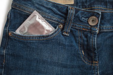 Prezervatif'kot pantolon pakette. Güvenli seks kavramı. Sağlık Tıp, doğum kontrolü ve doğum kontrol hapı. Oral kontraseptif hap kadar yakın. İstenmeyen gebelik karşı koruma. AIDS'e karşı koruma