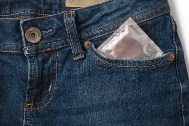 Prezervatif'kot pantolon pakette. Güvenli seks kavramı. Sağlık Tıp, doğum kontrolü ve doğum kontrol hapı. Oral kontraseptif hap kadar yakın. İstenmeyen gebelik karşı koruma. AIDS'e karşı koruma