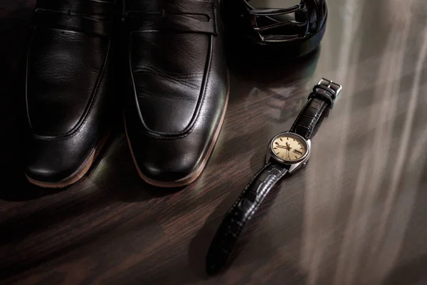 Zakenman accessoires. Man's stijl. Mannen-accessoires: mannen vlinderslag, herenschoenen, herenhorloges. Instellen van de bruidegom Butterfly schoenen riemen horloges — Stockfoto