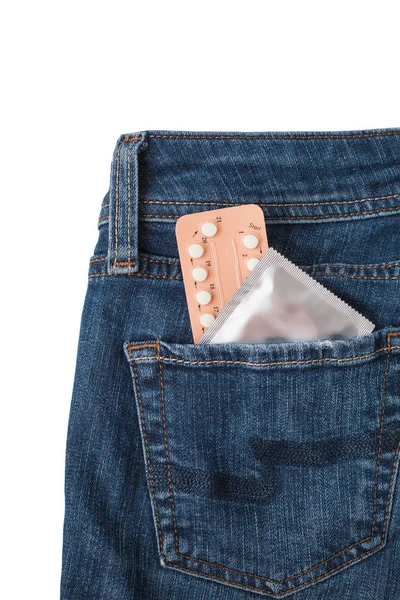 Preservativos en paquete en jeans. Concepto de sexo seguro. Medicina de la salud, anticonceptivos y anticonceptivos. Primer plano píldoras anticonceptivas orales. Protección contra embarazos no deseados. Protección contra el sida —  Fotos de Stock